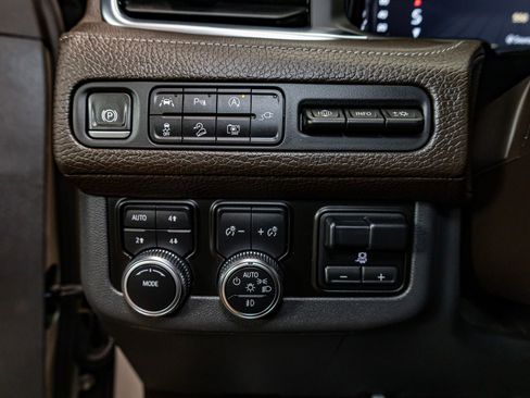 Used 2022 GMC Yukon Denali w/ Denali Premium Package image 16