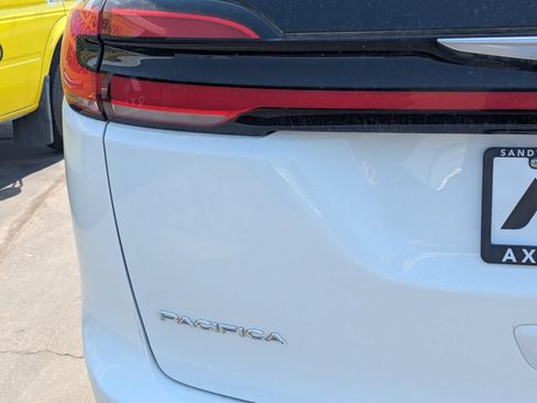 Used 2023 Chrysler Pacifica Touring-L FWD image 5