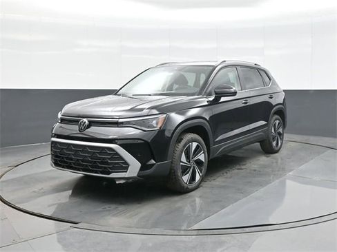 New 2026 Volkswagen Taos SE image 3