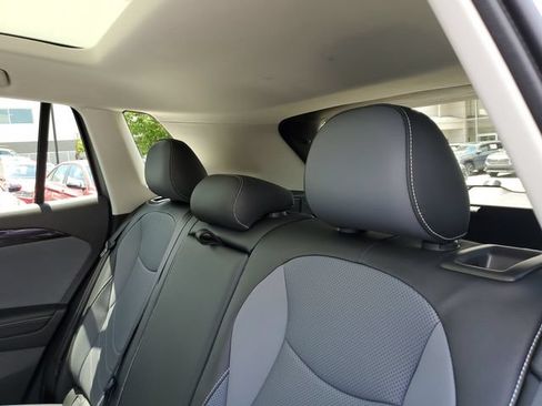 Used 2025 Volkswagen Tiguan SE w/ Panoramic Sunroof Package AWD/4WD image 9