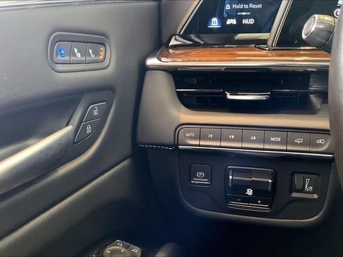 Certified 2024 Cadillac Escalade ESV Sport Platinum w/ Heavy-Duty Trailer Package AWD/4WD image 24