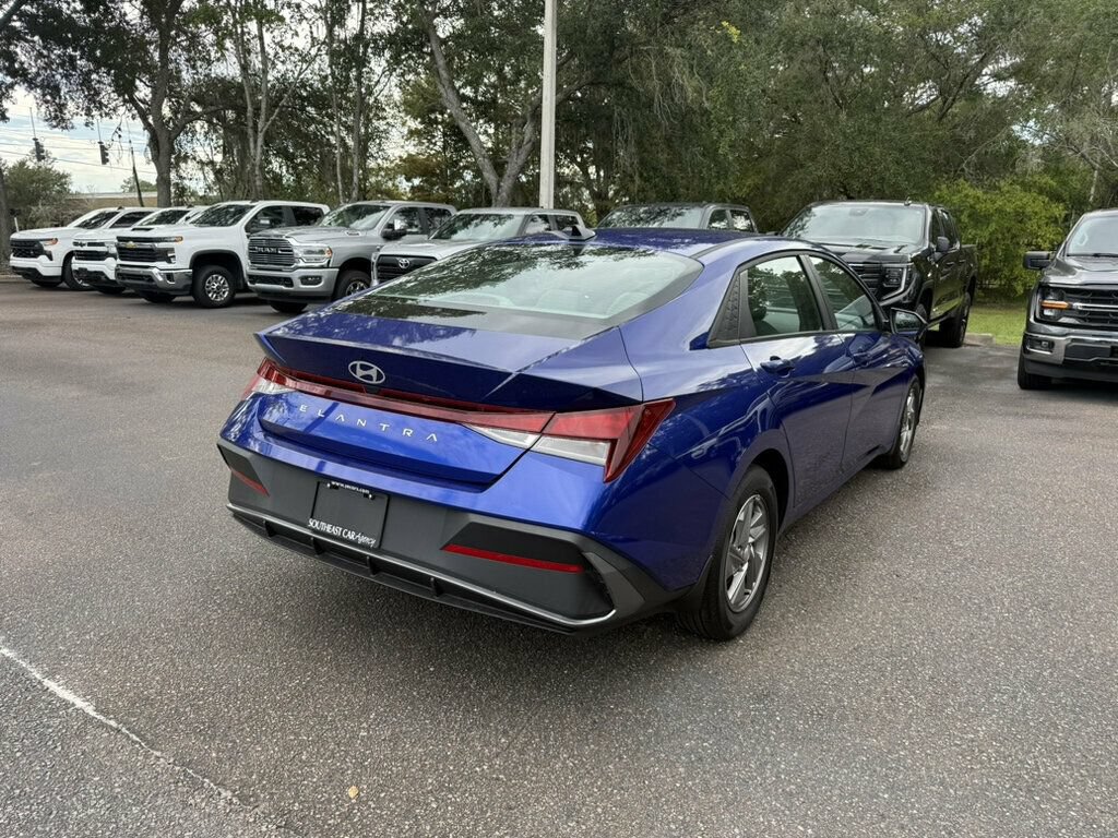 Used 2025 Hyundai Elantra SE FWD image 9