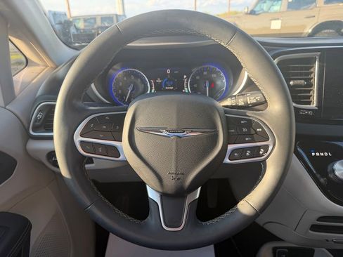 Used 2023 Chrysler Pacifica Touring-L FWD image 22