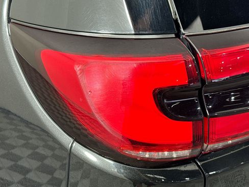 Used 2023 Chrysler Pacifica Touring FWD image 34
