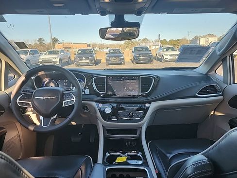 Certified 2023 Chrysler Pacifica Limited image 3