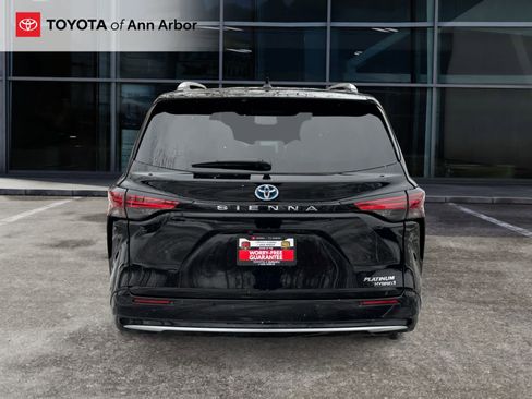 Used 2023 Toyota Sienna Platinum image 11