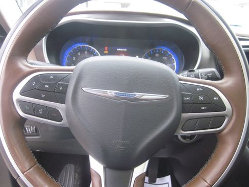 Used 2018 Chrysler Pacifica Limited image 21