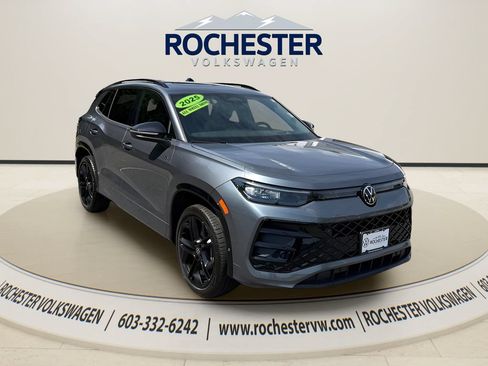 Used 2025 Volkswagen Tiguan SE R-Line AWD/4WD image 8