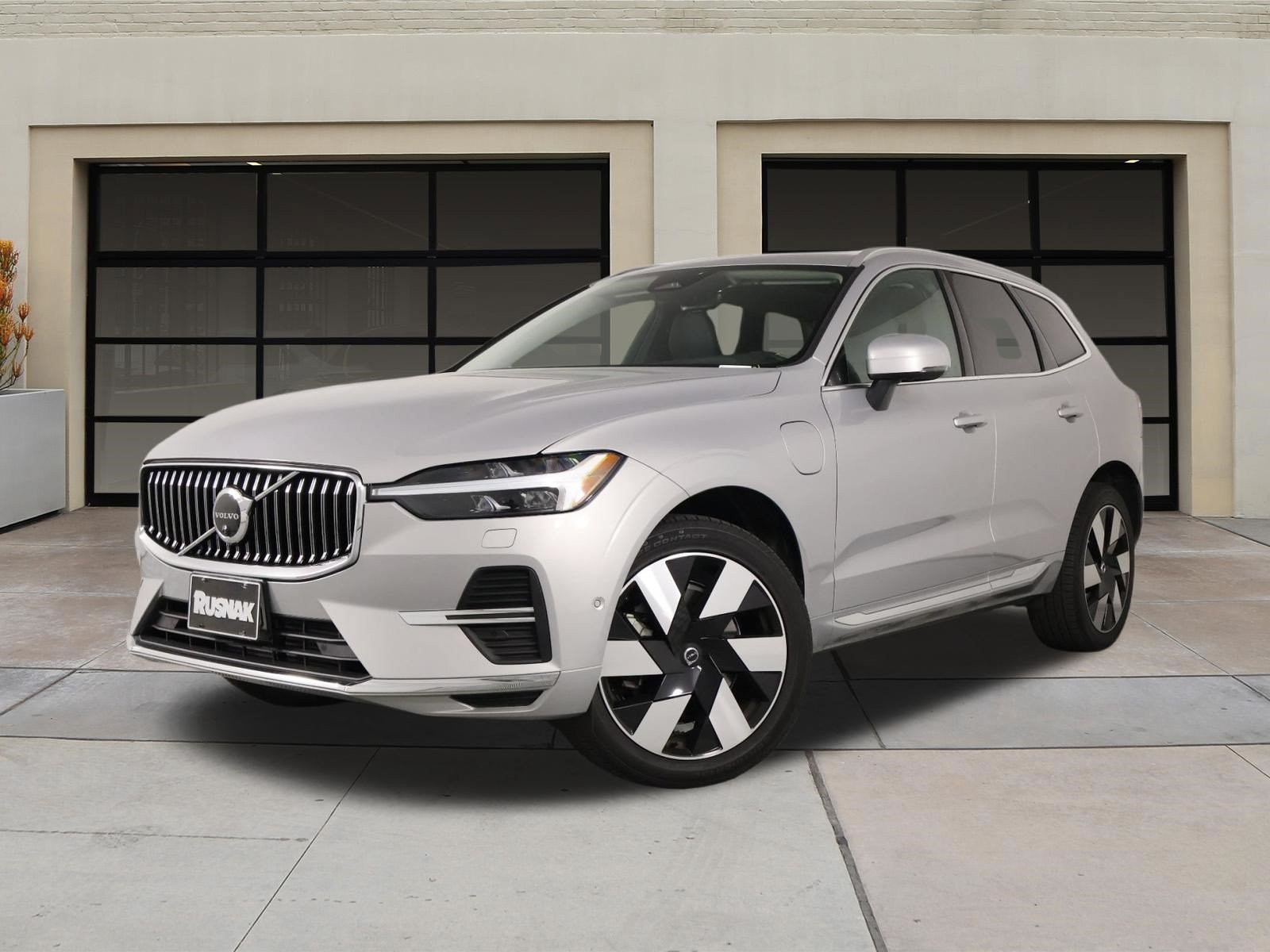 Certified 2023 Volvo XC60 T8 Plus AWD/4WD image 3