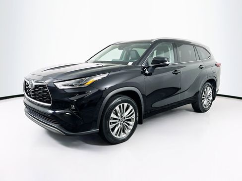 Used 2024 Toyota Highlander Platinum image 3