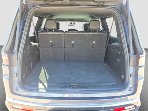 Used 2024 Jeep Wagoneer L Series II w/ Flexible Seating Group AWD/4WD image 17