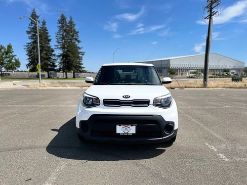 Used 2017 Kia Soul FWD image 2