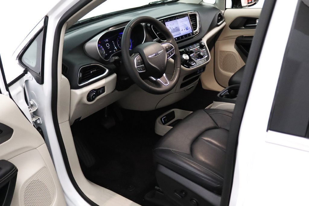 Used 2024 Chrysler Pacifica Touring-L FWD image 15