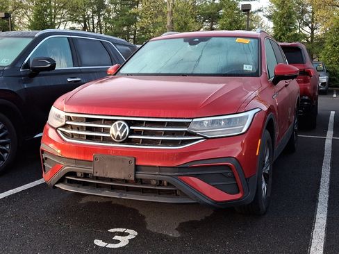 Used 2022 Volkswagen Tiguan SE image 2
