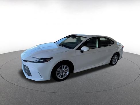 Used 2025 Toyota Camry LE image 7