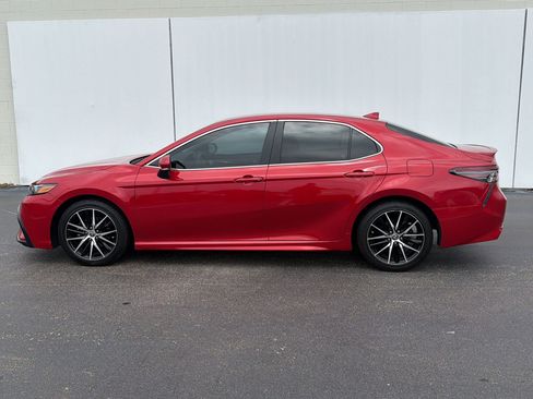 Used 2023 Toyota Camry SE FWD image 2