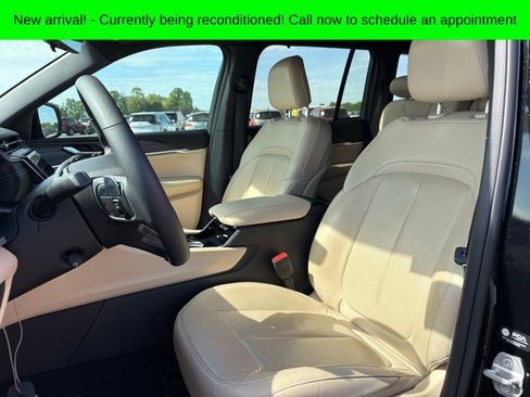 Used 2023 Jeep Grand Cherokee Limited w/ Luxury Tech Group II image 11