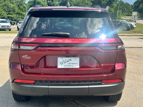 Used 2025 Jeep Grand Cherokee Altitude RWD image 3