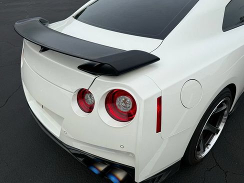 Used 2017 Nissan GT-R Premium w/ Premium Interior Package AWD/4WD image 19