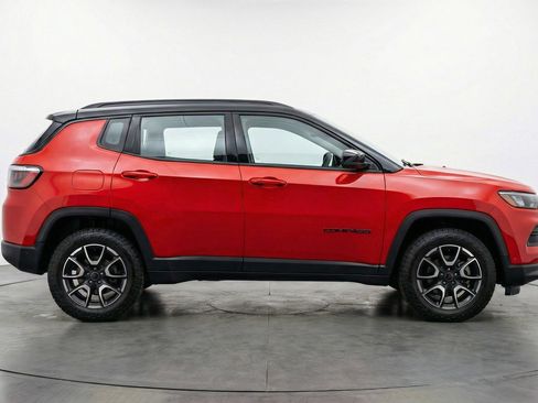 Used 2025 Jeep Compass Trailhawk image 11