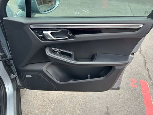 Used 2019 Porsche Macan AWD/4WD image 27
