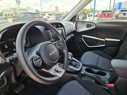 Used 2025 Kia Soul LX w/ LX Technology Package FWD image 10