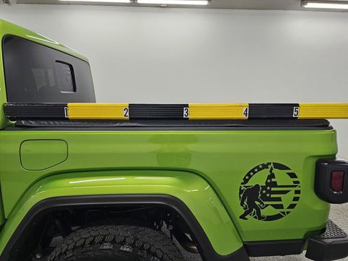 Used 2025 Jeep Gladiator Sport AWD/4WD image 9