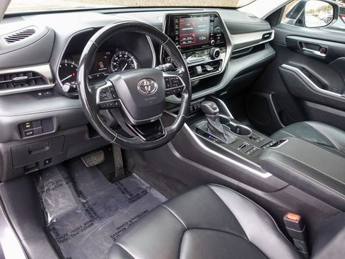 Used 2021 Toyota Highlander XLE image 12