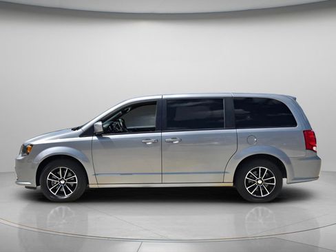 Used 2018 Dodge Grand Caravan SE FWD image 3
