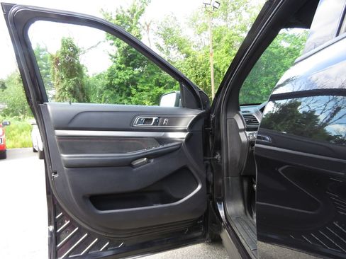 Used 2019 Ford Explorer XLT w/ Equipment Group 202A AWD/4WD image 9