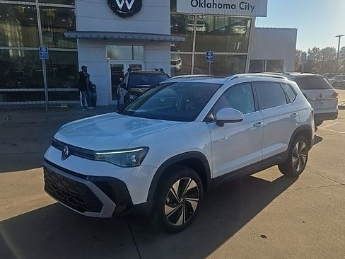 New 2026 Volkswagen Taos SE image 1