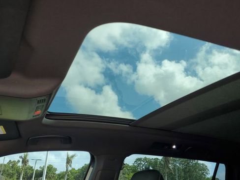 Used 2024 Volkswagen Tiguan SE R-Line image 33