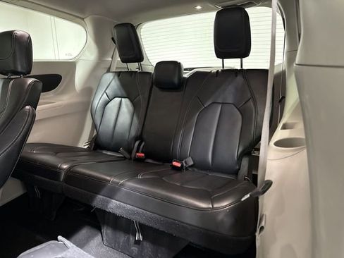 Used 2023 Chrysler Pacifica Touring-L FWD image 23
