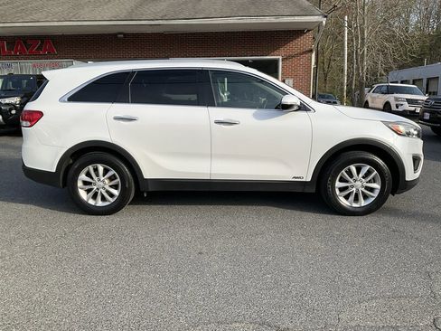 Used 2016 Kia Sorento AWD w/ LX Convenience Package image 4