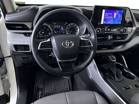 Used 2023 Toyota Highlander XLE AWD/4WD image 21