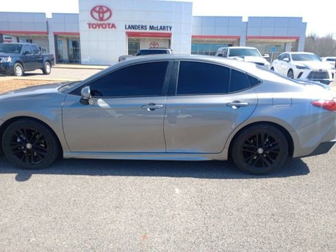 Used 2025 Toyota Camry SE w/ Convenience Package FWD image 8