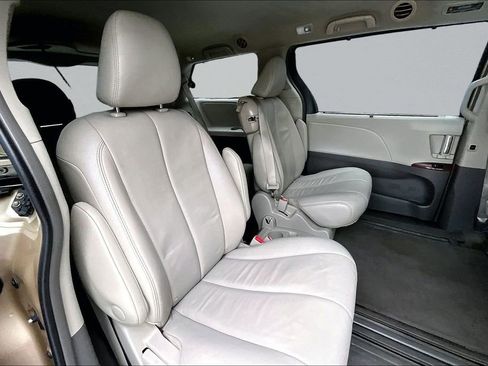 Used 2013 Toyota Sienna XLE FWD image 26