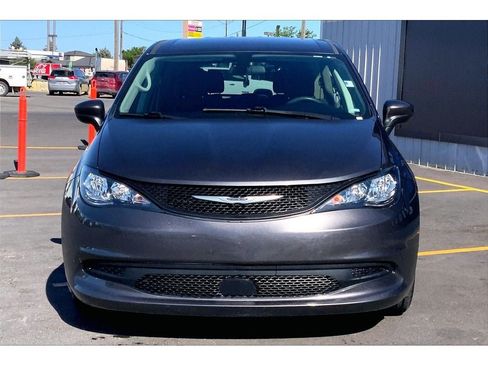 Used 2022 Chrysler Voyager LX FWD image 3