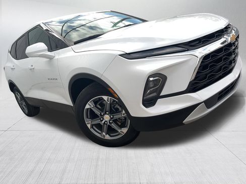 Used 2025 Chevrolet Blazer LT FWD image 3