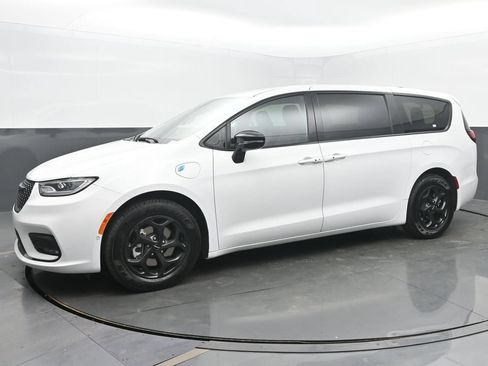 Used 2024 Chrysler Pacifica Limited FWD image 2