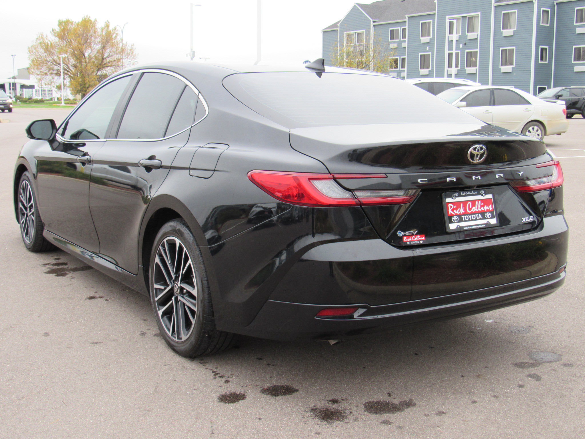 Used 2025 Toyota Camry XLE FWD image 8