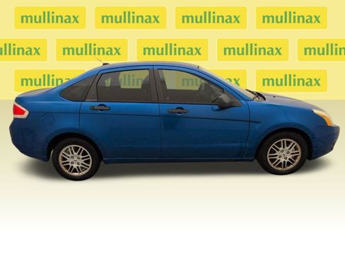 Used 2010 Ford Focus SE image 2