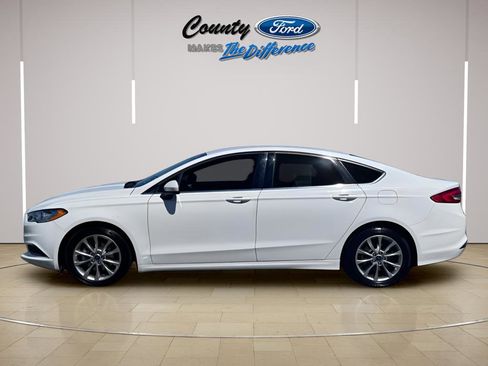 Used 2017 Ford Fusion SE w/ Fusion SE Technology Package FWD image 3