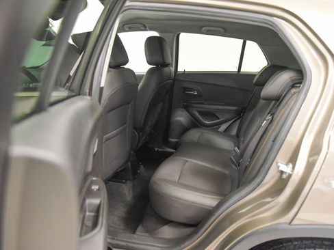 Used 2020 Chevrolet Trax LT w/ LT Convenience Package image 4