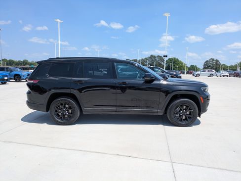 Used 2024 Jeep Grand Cherokee L Laredo AWD/4WD image 8