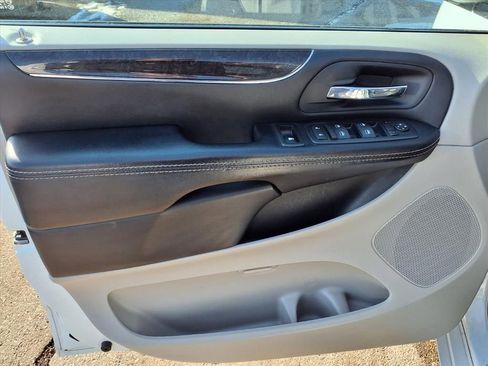 Used 2016 Chrysler Town & Country Touring-L image 12