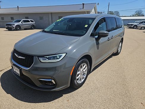 Used 2023 Chrysler Pacifica Touring-L FWD image 11