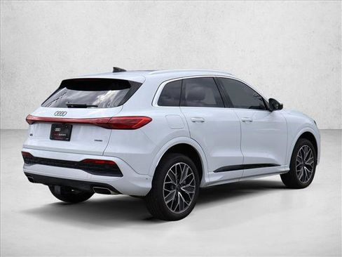 Certified 2025 Audi Q5 Premium AWD/4WD image 5