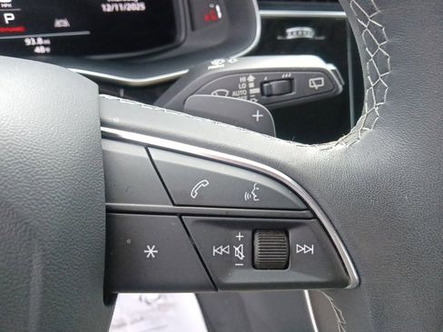 Used 2023 Audi Q8 Premium image 22