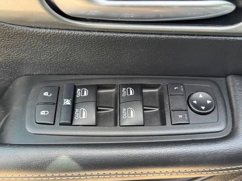 Used 2025 Chrysler Pacifica Select FWD image 9